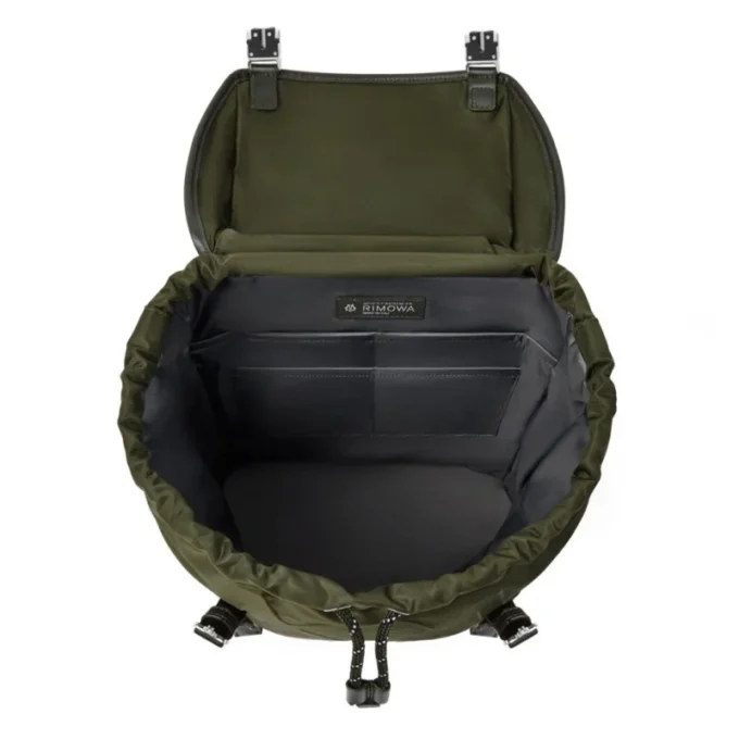 Signature Flap aus ECONYL®-Nylon Rucksack Signature Flap aus ECONYL®-Nylon Rucksack