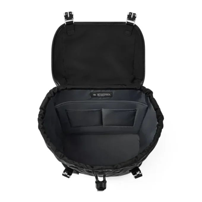Signature Flap aus ECONYL®-Nylon Rucksack Signature Flap aus ECONYL®-Nylon Rucksack