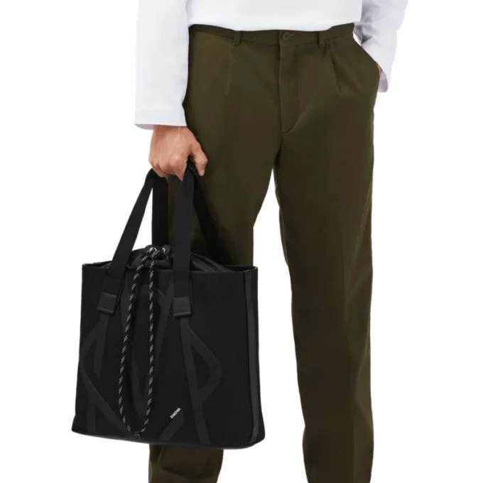 Signature Sliding aus ECONYL®-Nylon TrageBags Signature Sliding aus ECONYL®-Nylon TrageBags